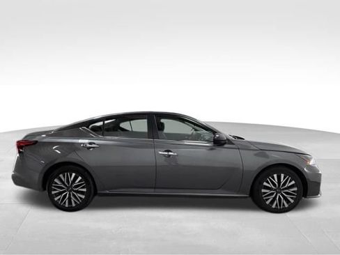 Used 2024 Nissan Altima 2.5 SV FWD image 6