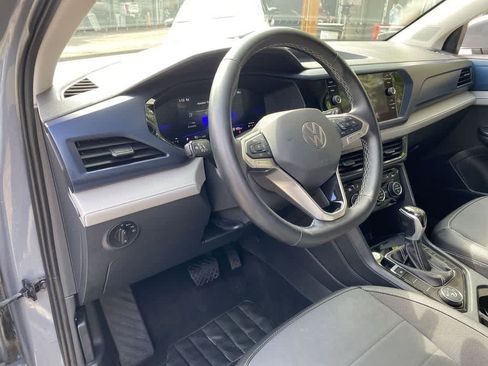 Used 2024 Volkswagen Taos SE AWD/4WD image 2