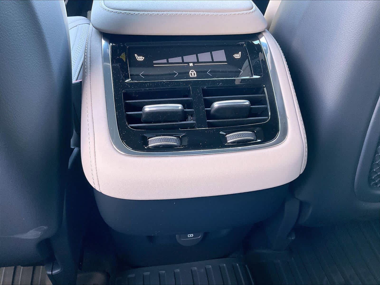 New 2027 Volvo XC90 B6 Plus AWD/4WD image 16