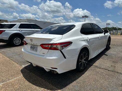 Used 2019 Toyota Camry SE w/ Carpet Mat Package FWD image 11