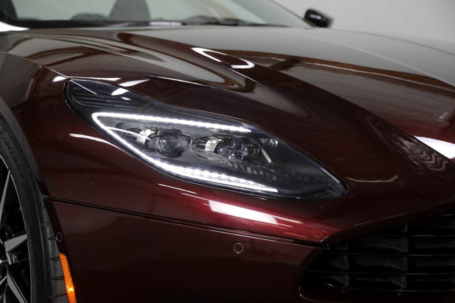 Used 2019 Aston Martin DB11 Volante RWD image 12