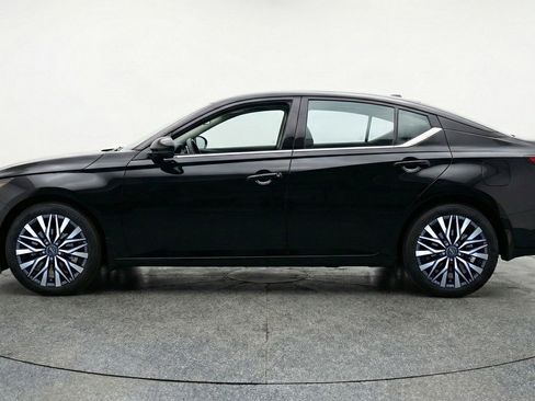 Used 2025 Nissan Altima 2.5 SV FWD image 5