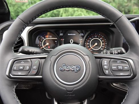 Used 2025 Jeep Wrangler Unlimited Sport AWD/4WD image 16