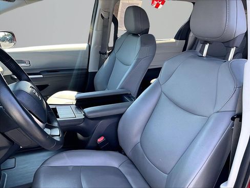 Used 2021 Toyota Sienna XLE w/ XLE Plus Package FWD image 25