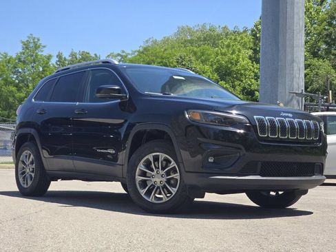 Used 2019 Jeep Cherokee Latitude Plus w/ Cold Weather Group AWD/4WD image 2