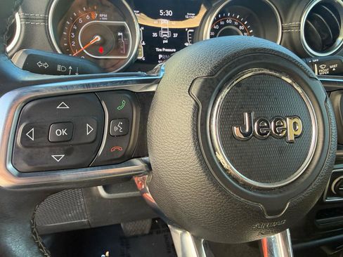 Used 2018 Jeep Wrangler Unlimited Sahara image 32