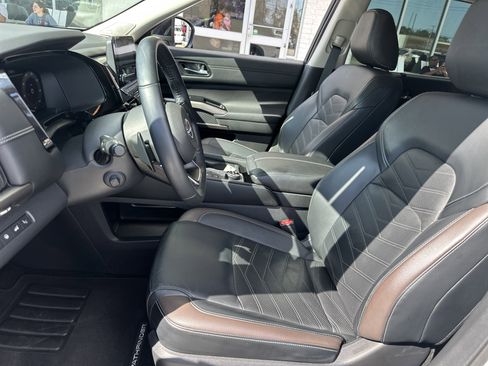 Used 2023 Nissan Pathfinder Platinum image 10