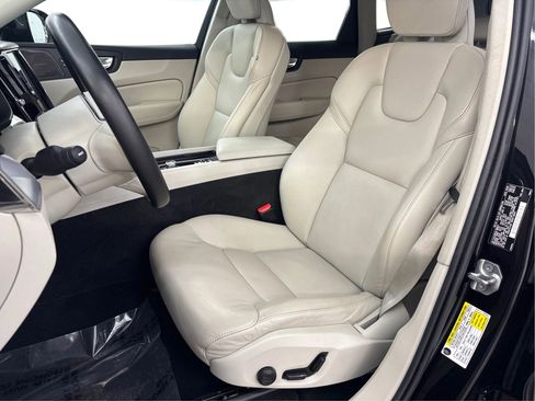 Used 2020 Volvo XC60 T6 Momentum image 13