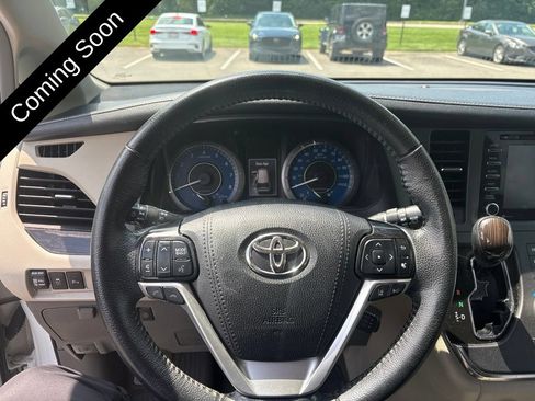 Used 2019 Toyota Sienna XLE w/ XLE Navigation Package FWD image 15