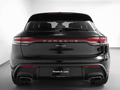 Certified 2025 Porsche Macan image 11