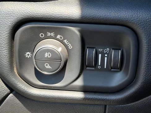 Used 2019 RAM 2500 Laramie w/ Black Appearance Package AWD/4WD image 18