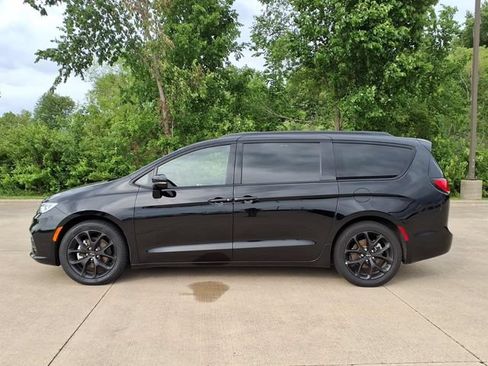 Used 2025 Chrysler Pacifica Limited FWD image 2