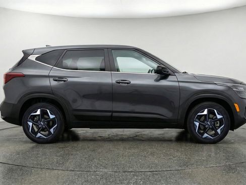 Used 2025 Kia Seltos S FWD image 11
