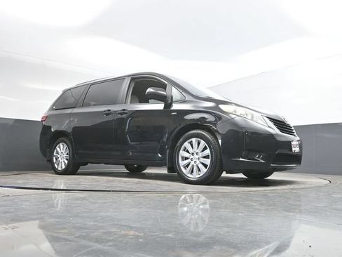 Used 2017 Toyota Sienna LE AWD/4WD image 41