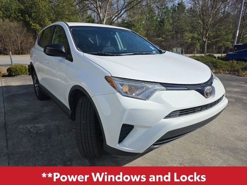 Used 2018 Toyota RAV4 LE image 9