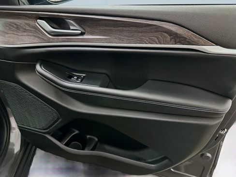 Used 2023 Jeep Grand Cherokee Limited image 34