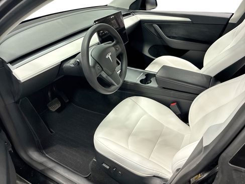 Certified 2023 Tesla Model Y Long Range AWD/4WD image 9