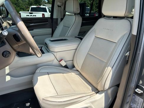 Used 2021 GMC Yukon Denali w/ Denali Premium Package AWD/4WD image 10