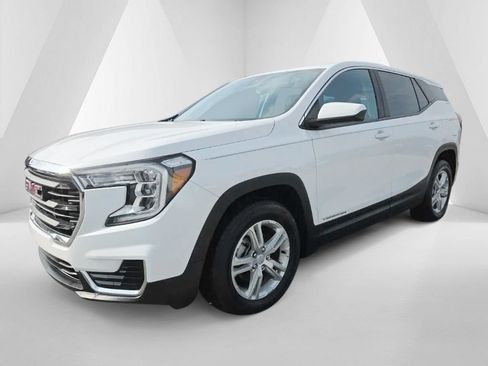 Used 2023 GMC Terrain SLE w/ LPO, Floor Liner Package FWD image 3