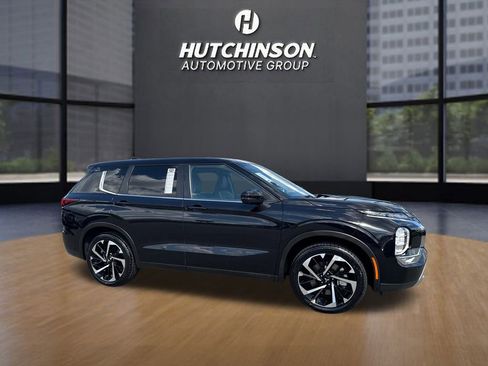 Used 2024 Mitsubishi Outlander SE image 2