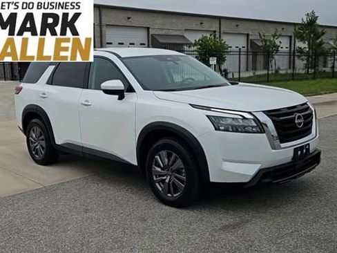 Used 2025 Nissan Pathfinder SV FWD image 2