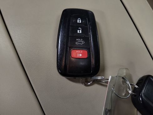 Used 2022 Toyota Highlander XLE AWD/4WD image 19