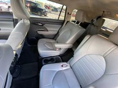 Used 2022 Toyota Highlander XLE image 11