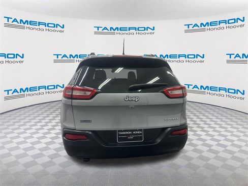 Used 2016 Jeep Cherokee Sport image 4