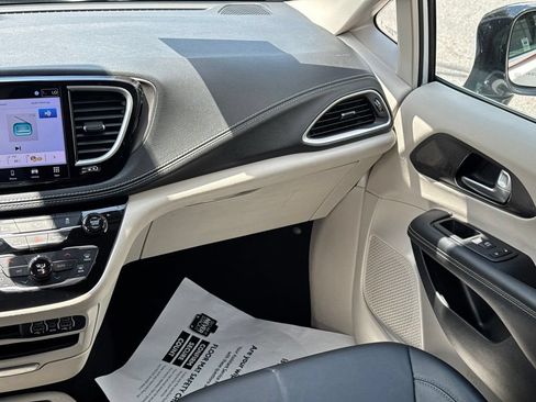 Used 2024 Chrysler Pacifica Limited FWD image 20