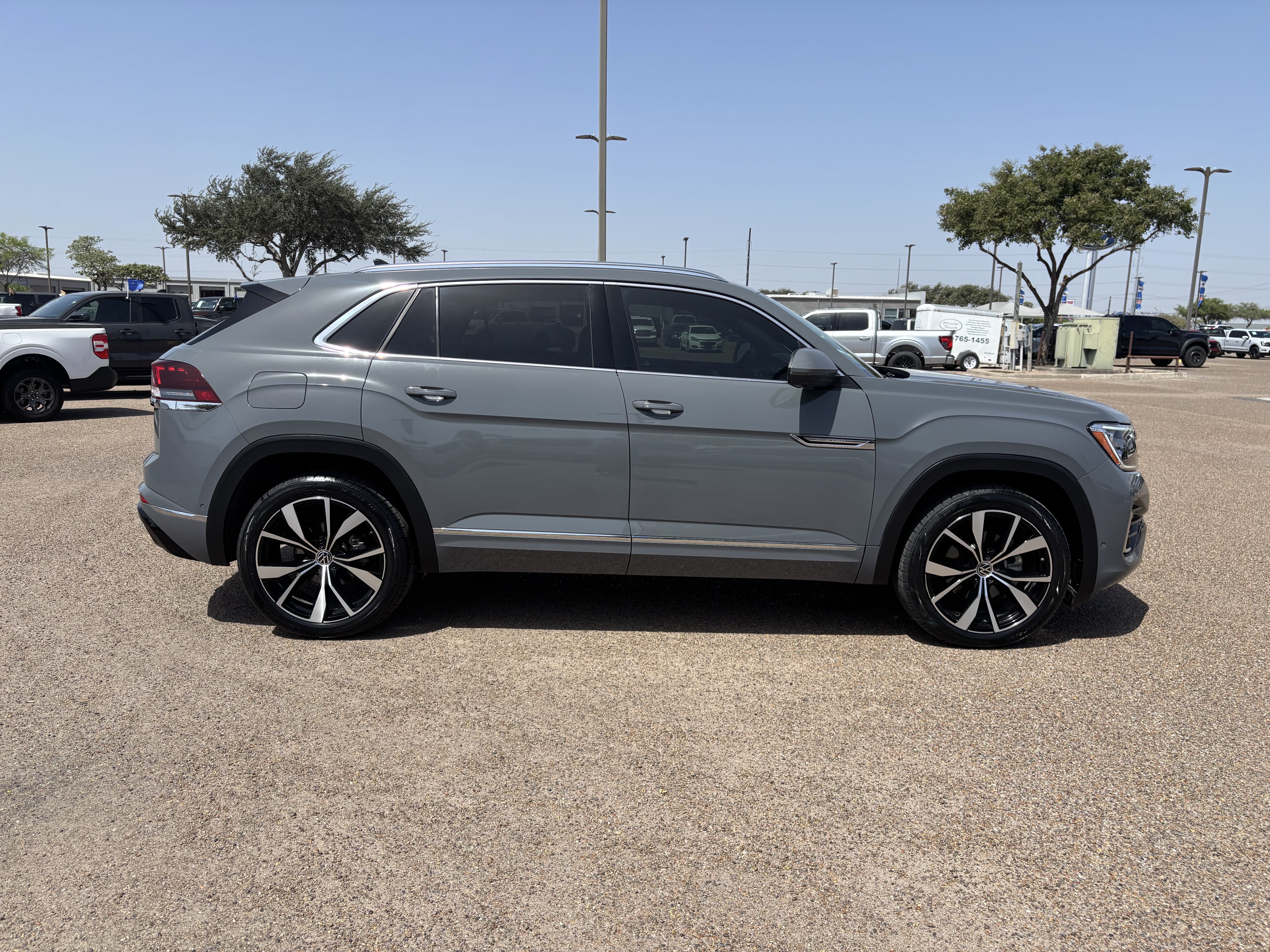 Used 2024 Volkswagen Atlas Cross Sport SEL Premium R-Line AWD/4WD image 4