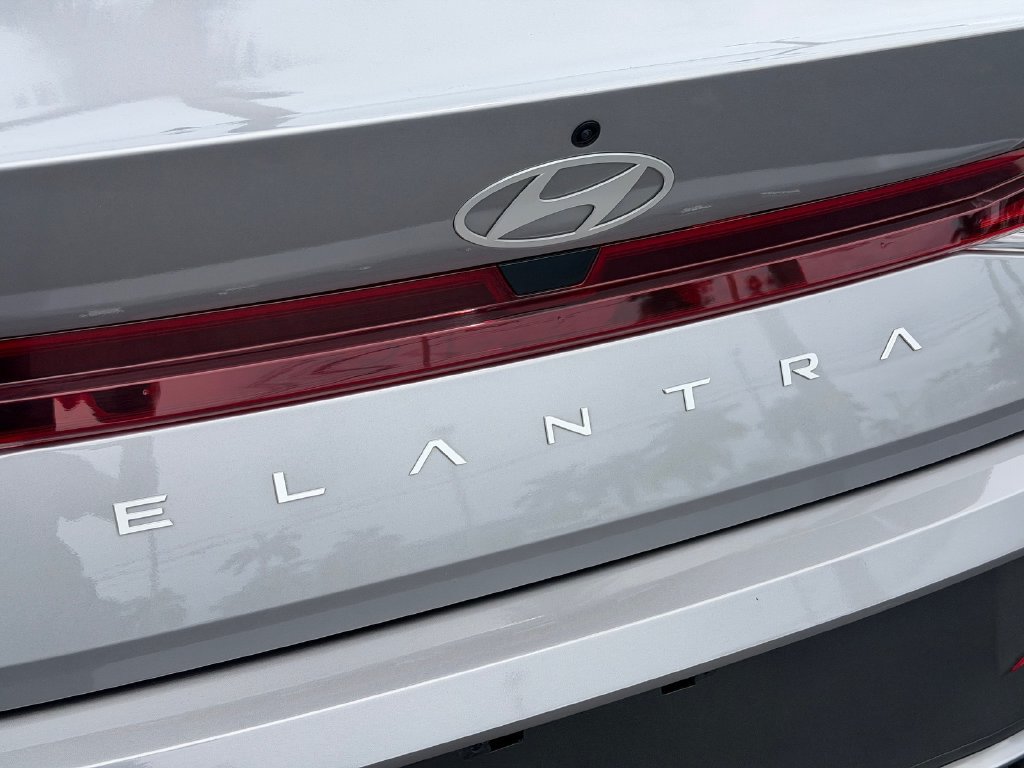 Used 2025 Hyundai Elantra SE FWD image 12