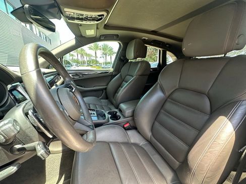 Certified 2023 Porsche Macan AWD/4WD image 5