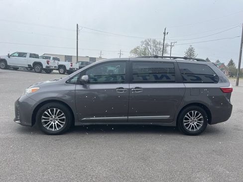 Used 2019 Toyota Sienna XLE w/ XLE Navigation Package FWD image 12