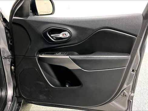 Used 2019 Jeep Cherokee Latitude Plus w/ Cold Weather Group AWD/4WD image 35