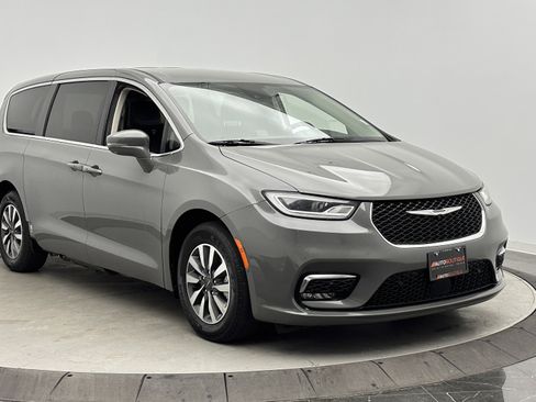 Used 2022 Chrysler Pacifica Touring-L w/ Uconnect Theater Family Group image 3
