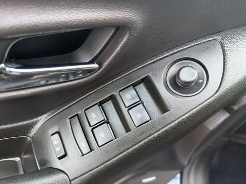 Used 2019 Chevrolet Trax LT w/ Sun & Sound Package image 12