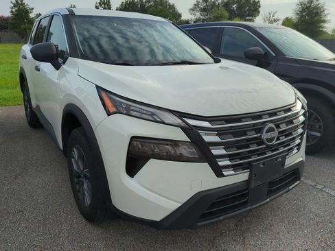 Used 2024 Nissan Rogue S FWD image 2