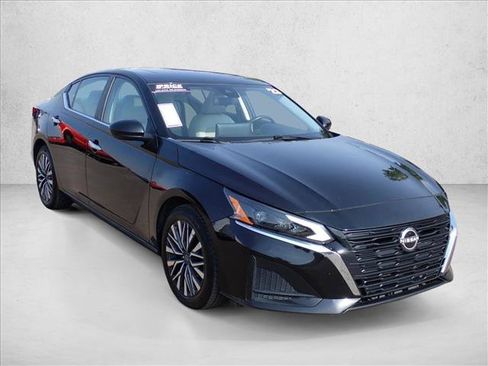 Used 2023 Nissan Altima 2.5 SV w/ SV Premium Package FWD image 6