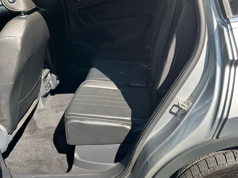 Used 2022 Volkswagen Tiguan SE w/ Panoramic Sunroof Package AWD/4WD image 16