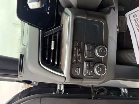 Used 2025 Chevrolet Suburban Z71 image 20