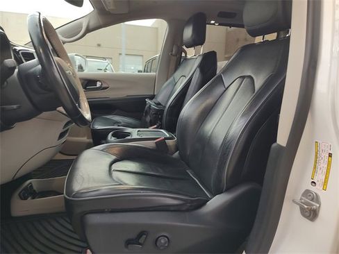 Certified 2019 Chrysler Pacifica Limited image 12