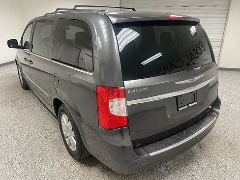 Used 2016 Chrysler Town & Country Touring image 7
