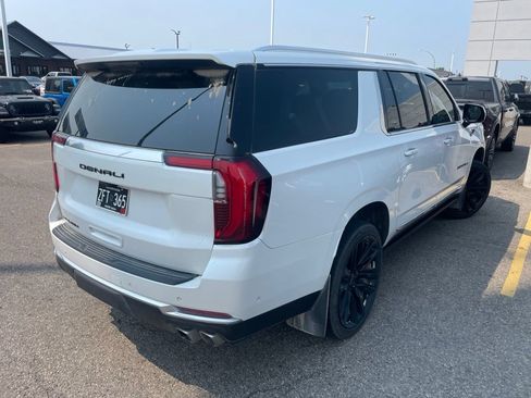 Used 2025 GMC Yukon XL Denali w/ Denali Reserve Package AWD/4WD image 4