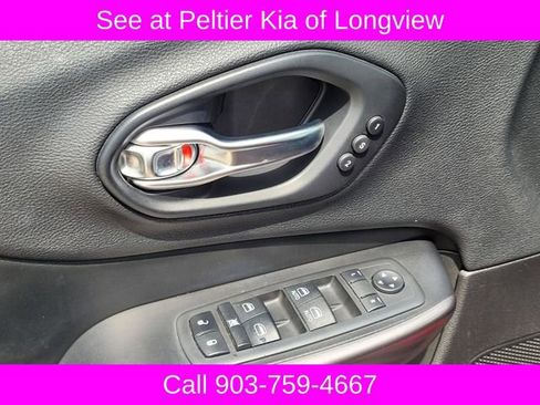 Used 2019 Jeep Cherokee Limited FWD image 17