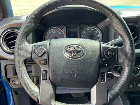 Used 2018 Toyota Tacoma TRD Sport w/ Technology Package AWD/4WD image 12
