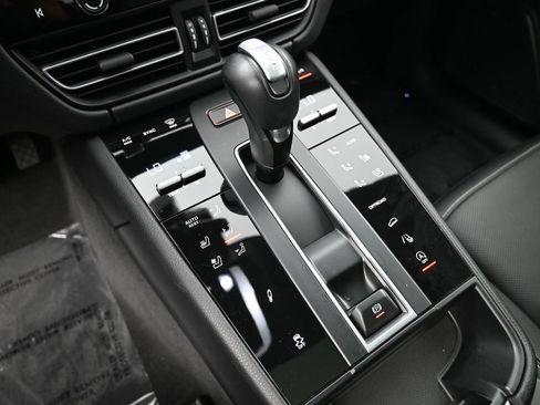 Certified 2025 Porsche Macan AWD/4WD image 23