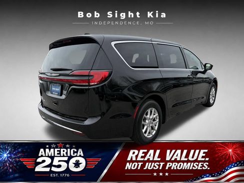 Used 2025 Chrysler Pacifica Select FWD image 13