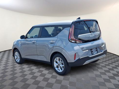 Used 2025 Kia Soul LX w/ LX Technology Package FWD image 4