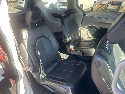 Used 2023 Chrysler Pacifica Touring-L FWD image 15