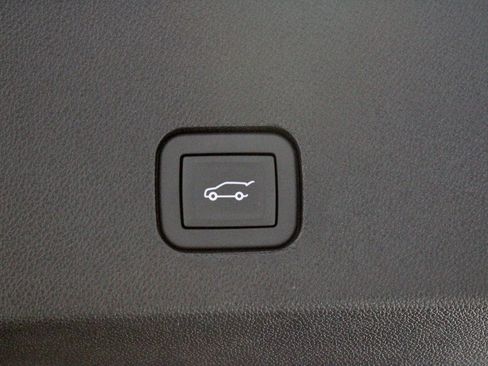 Used 2025 Cadillac XT6 Premium Luxury image 17